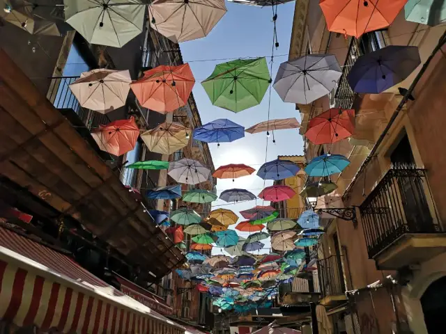 Kolorowe parasole nad ulicą w Katanii tworzą magiczną atmosferę. Czy warto tu przyjechać? Zdecydowanie tak!