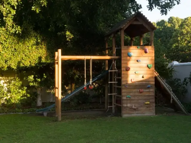 Jak zrobić zjeżdżalnię ogrodową - proste kroki i materiały do budowy