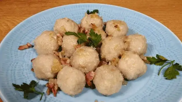 Pyzy z grilla: Chrupiąca skórka i dymny aromat - przepis krok po kroku