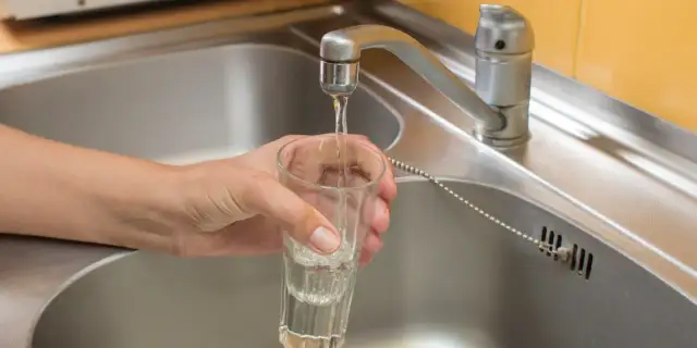 Czy można pić wodę z kranu w Poznaniu? Bezpieczne fakty i mity
