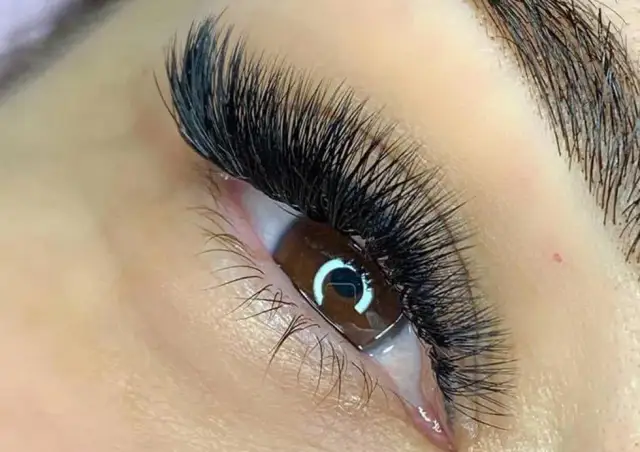 Ile kosztuje doczepianie rzęs? Sprawdź ceny i uniknij wysokich kosztów