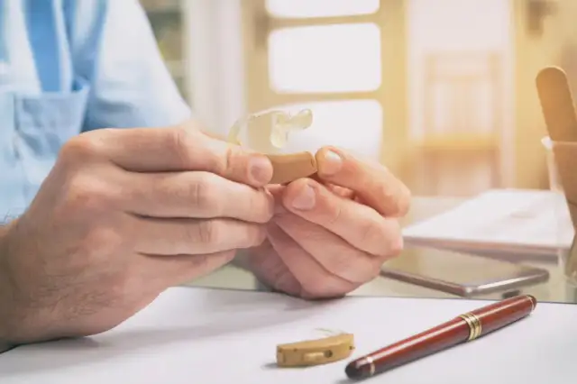 Jak załatwić aparat słuchowy na NFZ? Krok po kroku i pełna refundacja.