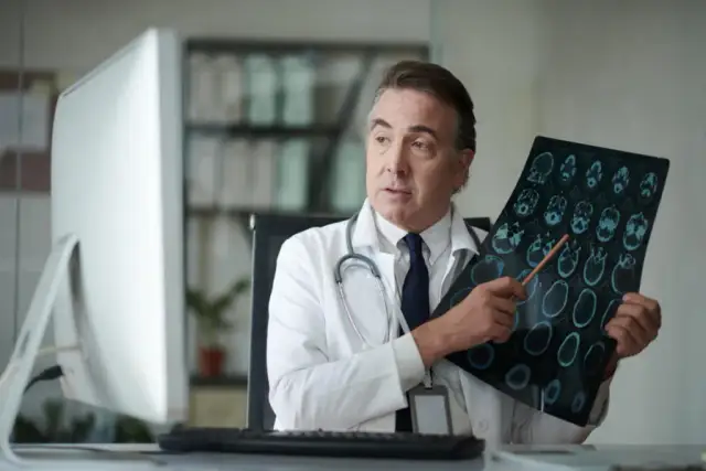 Neurochirurg kto to: kluczowe informacje o jego roli i specjalizacji