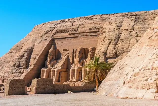 Wielkie posągi faraonów wykute w skale to jedne z najwspanialszych atrakcji Egiptu.