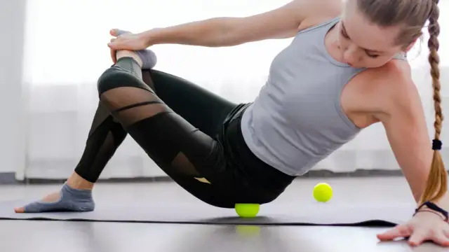 Piłka do masażu: Jak używać, by zwalczyć ból i napięcie?