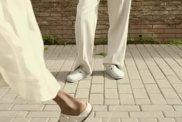 Eleganckie, jasne klapki to idealne buty do teatru, gdy chcesz połączyć komfort z dobrym stylem.