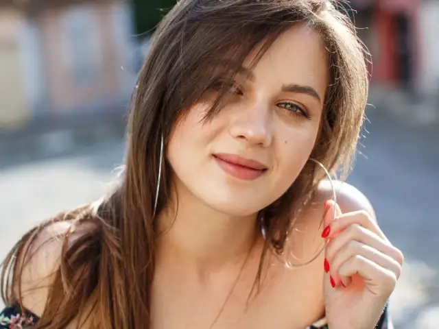 Fryzury, które idealnie pasują do okrągłej twarzy i wysmuklają ją