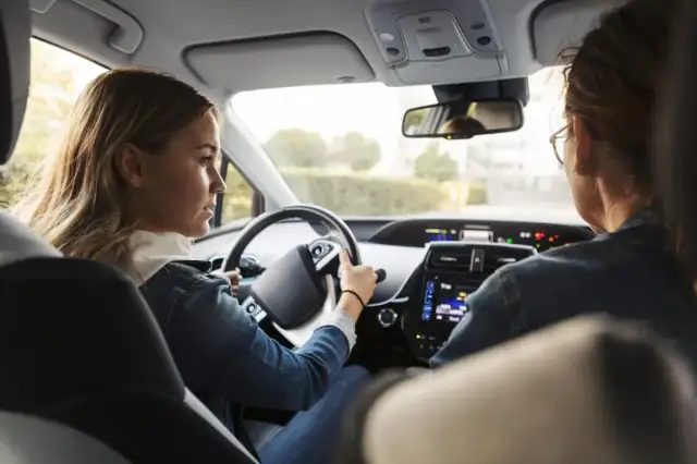 Kiedy można zacząć robić prawo jazdy? Poznaj kluczowe informacje i wymagania