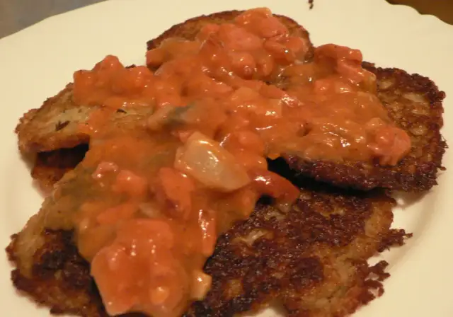 Najlepsze sosy do placków ziemniaczanych – przepisy, które podbiją Twój smak