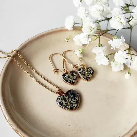 Bezpieczna biżuteria ze stali chirurgicznej: Gdzie kupić najlepsze dodatki bez zawodu