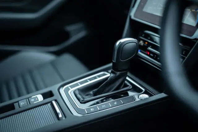 Ile kosztuje wymiana oleju w skrzyni automatycznej? Sprawdź ceny i metody