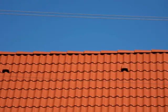 Dachówki wentylacyjne kiedy stosować? Kluczowe zasady i korzyści dla Twojego dachu