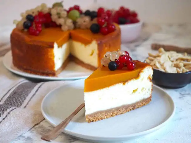 Sernik z sera koziego - pyszne przepisy i zdrowe wariacje na deser