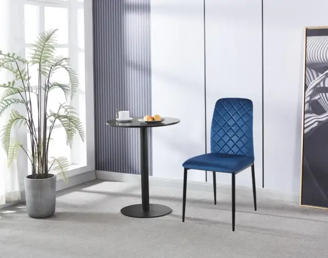 Modne krzesła do salonu – jak wybrać najlepsze w 2025 roku?