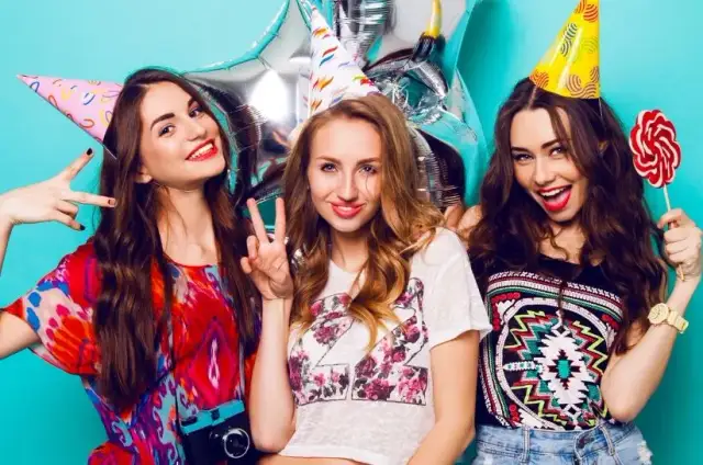 Stylizacja na urodziny: 10 modnych pomysłów na każdą okazję