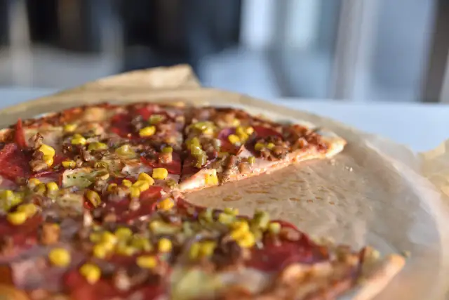 Ile kawałków ma pizza? Zaskakujące różnice w rozmiarach i krojeniu