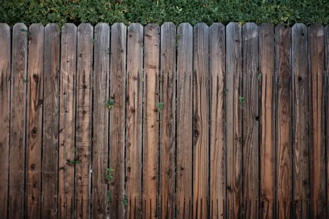 Jak zamontować płot drewniany - proste kroki, które musisz znać