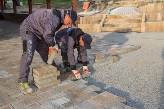 Cena ułożenia kostki brukowej bez materiału - ile kosztuje ułożenie?