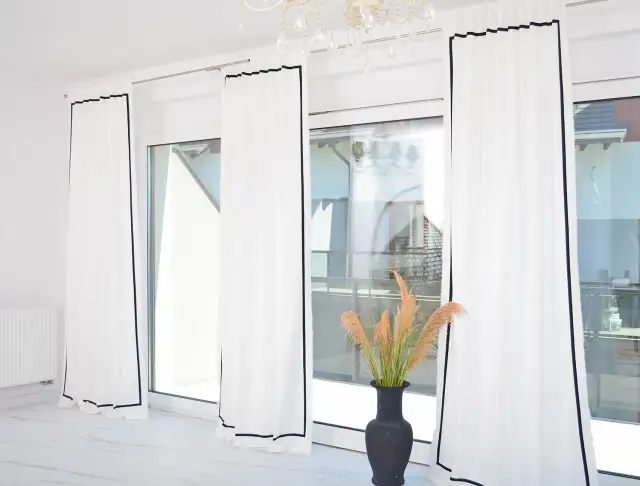 Firany czy rolety – jak wybrać idealną dekorację okienną?