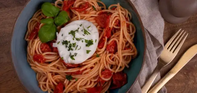 Pyszne spaghetti z burratą: prosty przepis na wykwintne danie