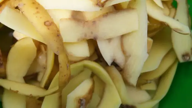 Czy obierki z ziemniaków czyszczą komin? Prawda o tym niebezpieczeństwie