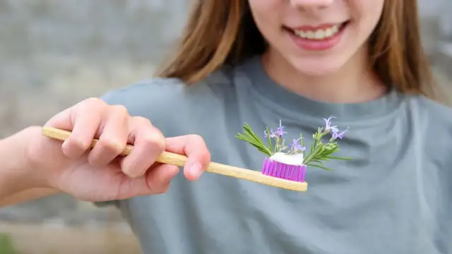 Jak płukać dziąsła szałwią, aby uniknąć problemów z dziąsłami