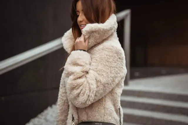 Płaszcz teddy: Jak stylizować modnego misia? Zestawy i porady