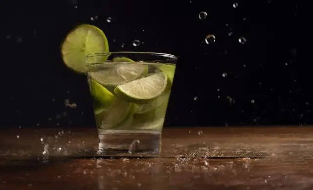 ¿Qué pedir sin gas en un bar? ¡Explora opciones más allá del refresco!