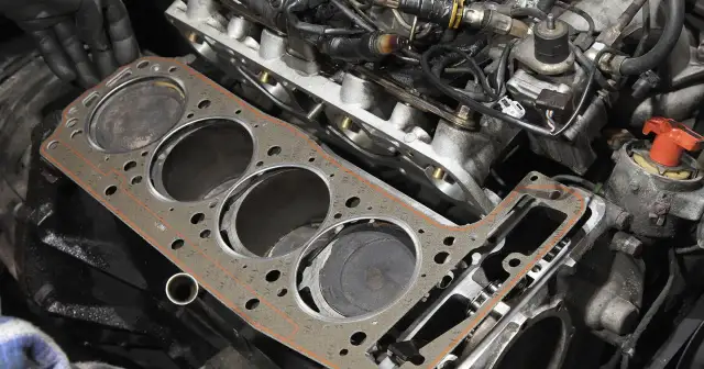 Jak sprawdzić uszkodzenie uszczelki pod głowicą i uniknąć kosztownych napraw