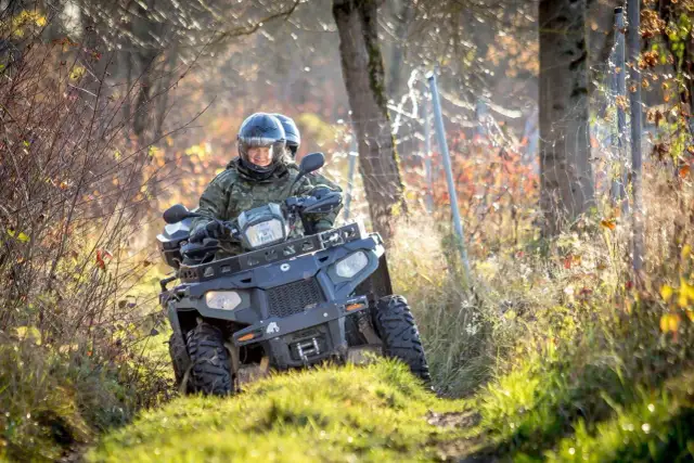 Ile zarabia Straż Graniczna na lotnisku? Pensje i dodatki 2026