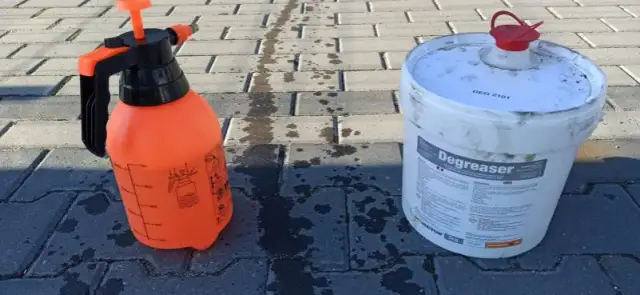 Skuteczne metody, jak usunąć olej silnikowy z butów bez uszkodzeń