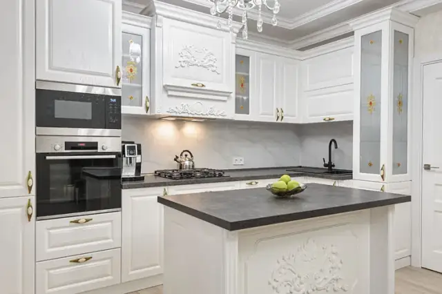 Jakie płytki wybrać do białej kuchni z czarnym blatem, aby zachwycały?