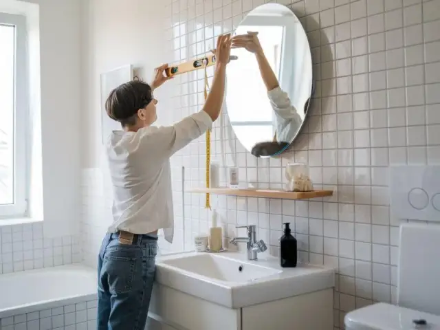Lustro w łazience: na jakiej wysokości? Montaż idealny dla każdego!