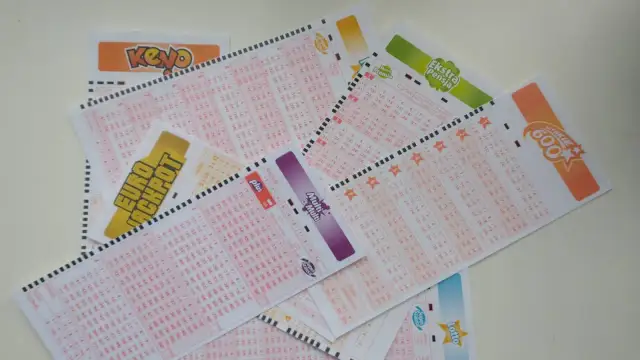 Kupony lotto, w tym Eurojackpot, Multi Multi i inne, leżą na stole. Zastanawiasz się, jak sprawdzać lotto z plusem? Te kupony to Twój pierwszy krok do wygranej!