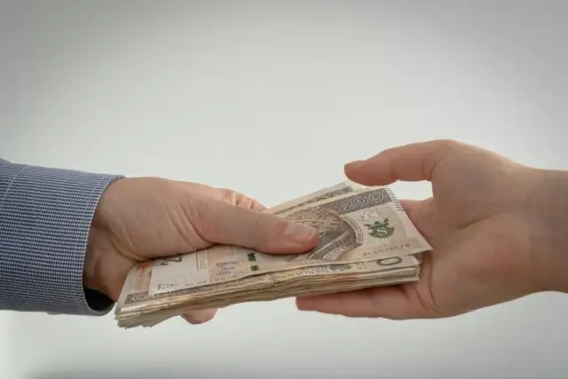 Przekazywanie gotówki, banknoty 200 zł. Kto płaci podatek od pożyczki?