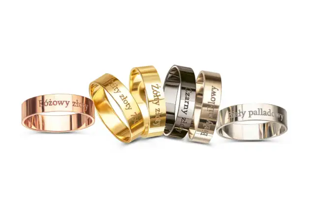 Kilka obrączek z różnego rodzaju złota i metali, z wygrawerowanymi nazwami.