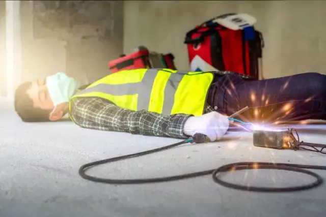 Jak udzielić pierwszej pomocy osobie porażonej prądem - uniknij błędów