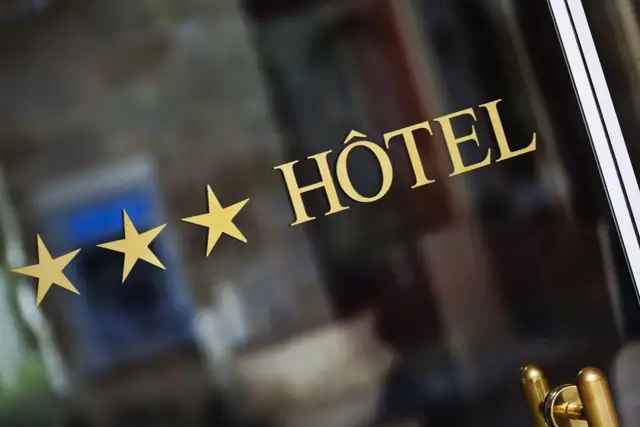 Od czego zależą gwiazdki w hotelu? Poznaj kluczowe czynniki jakości