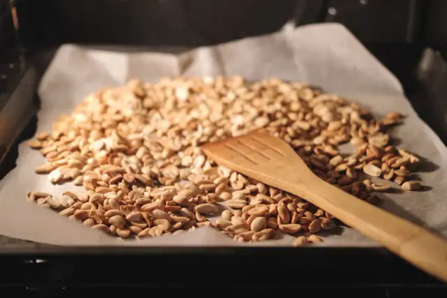 Jak uprażyć pestki dyni na patelni, by były chrupiące i smaczne