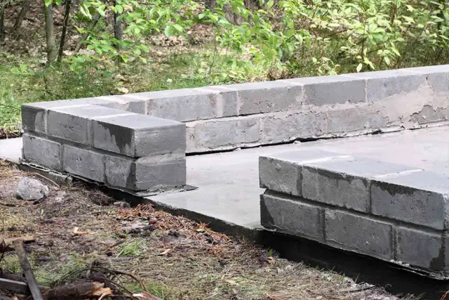 Jaką zaprawę do bloczków betonowych wybrać, aby uniknąć pęknięć?