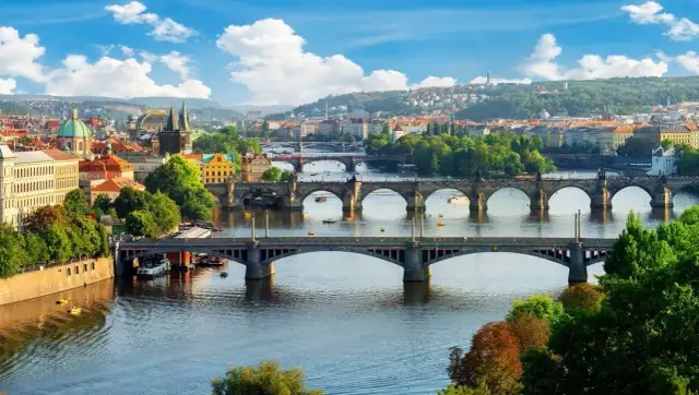 Praga samochodem: Najlepsza trasa z Polski? Winiety, korki, porady