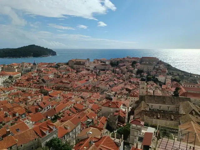 Ile kosztuje nocleg w hotelu? Przewodnik po cenach i oszczędnościach.