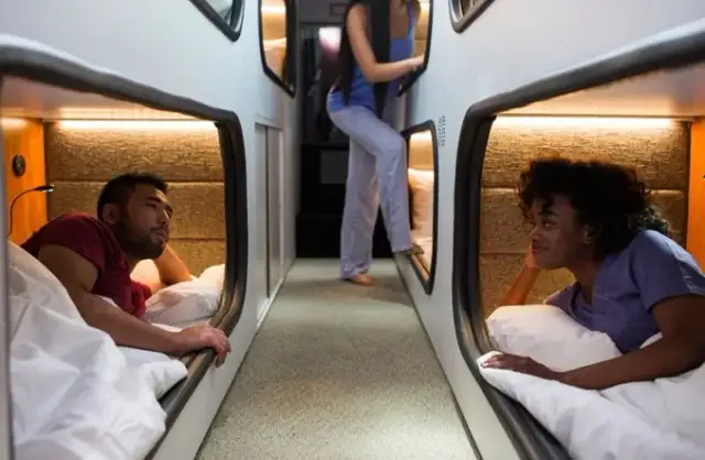 Jak wygląda autokar sypialny? Komfort i udogodnienia na długiej trasie