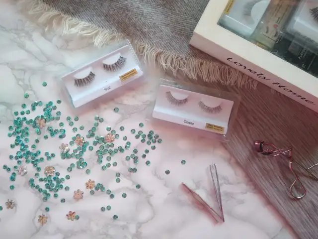 Jak przykleić sztuczne rzęsy? Poradnik dla początkujących!