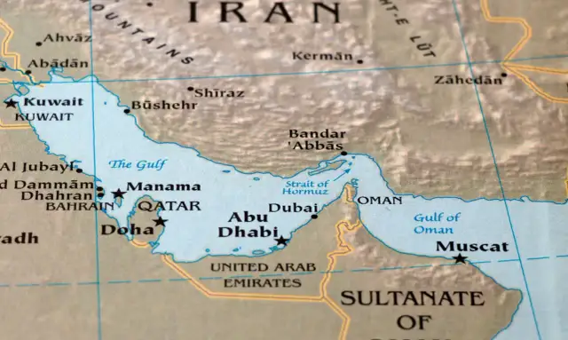 Mapa pokazuje, gdzie jest Zatoka Perska, z zaznaczonymi krajami jak Iran, Kuwejt, Katar, ZEA i Oman, oraz miastami jak Dubaj i Abu Zabi.