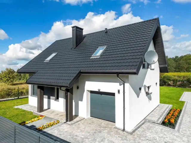 Jaki kolor elewacji do czarnego dachu? Odkryj idealne połączenia