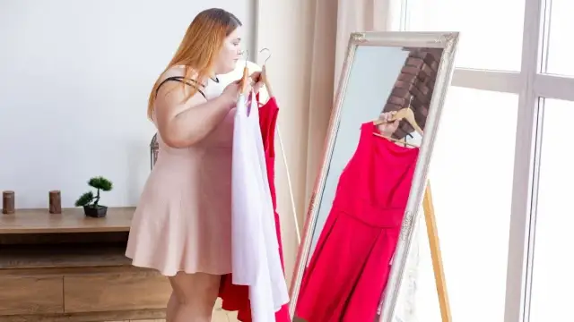 Kombinezon plus size: stylizacje, które wysmuklą i dodadzą pewności