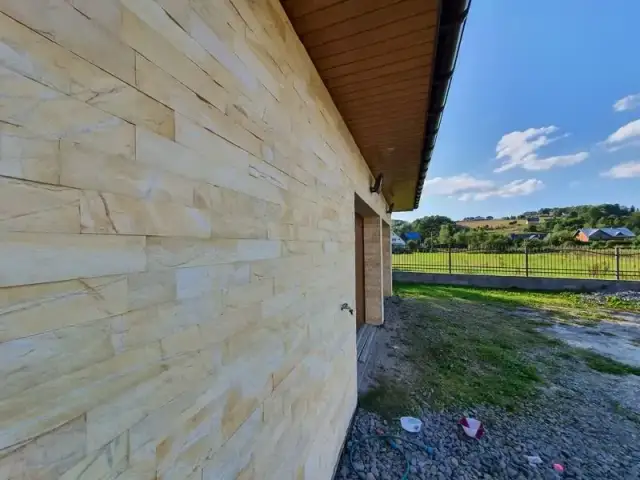 Jaki kolor kamienia do żółtej elewacji? Sprawdź najlepsze opcje!