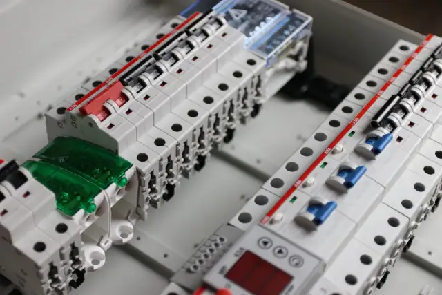 Nowe korki od prądu w rozdzielnicy elektrycznej, gotowe do podłączenia.