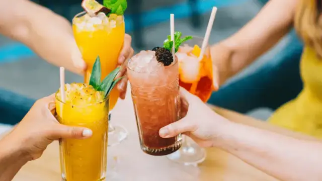 Kolorowe drinki - proste przepisy na imprezy, które zaskoczą gości